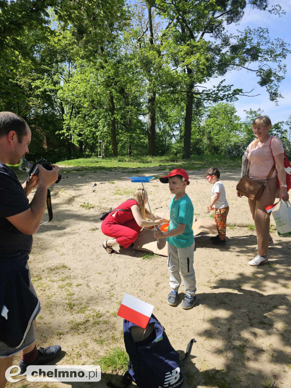 Plenerowe zabawy w patriotycznym nastroju z okazji Dnia Flagi