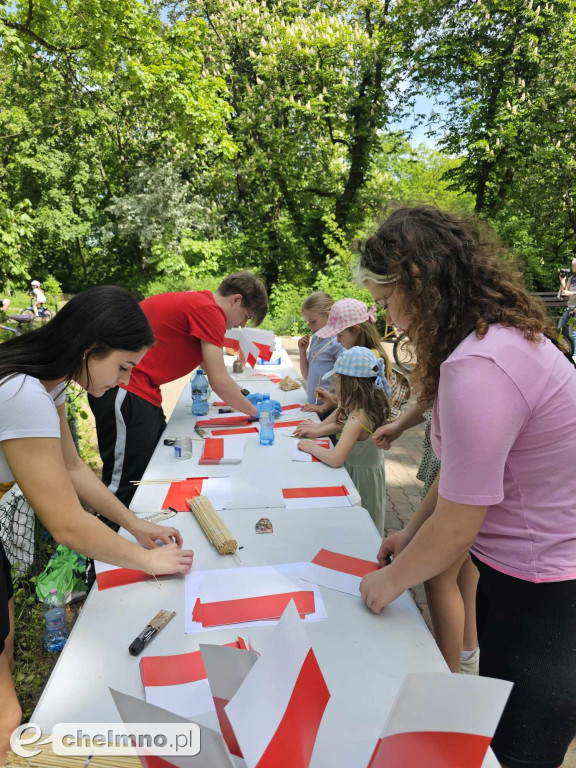 Plenerowe zabawy w patriotycznym nastroju z okazji Dnia Flagi