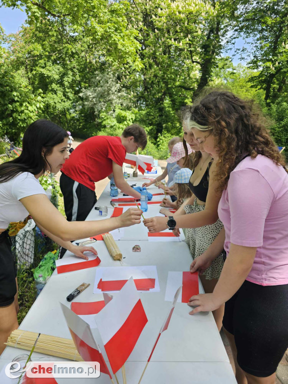 Plenerowe zabawy w patriotycznym nastroju z okazji Dnia Flagi