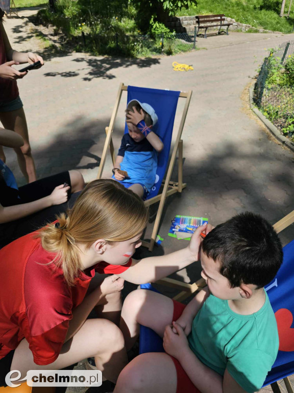 Plenerowe zabawy w patriotycznym nastroju z okazji Dnia Flagi