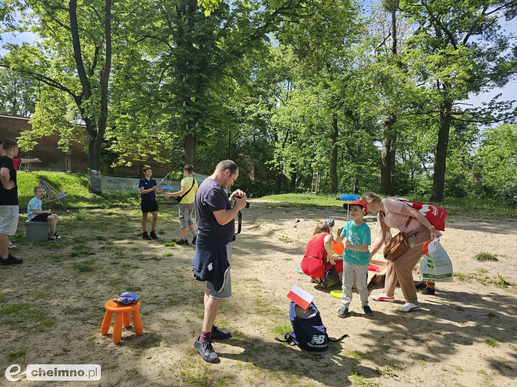 Plenerowe zabawy w patriotycznym nastroju z okazji Dnia Flagi