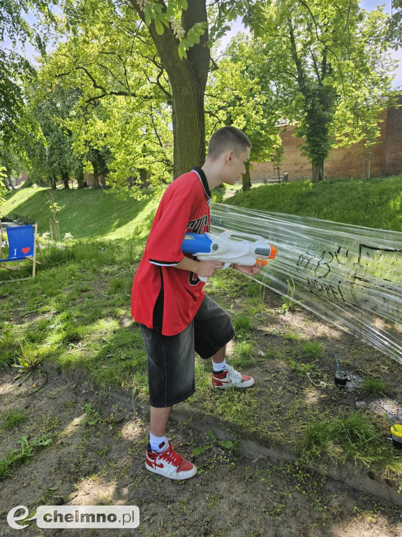 Plenerowe zabawy w patriotycznym nastroju z okazji Dnia Flagi