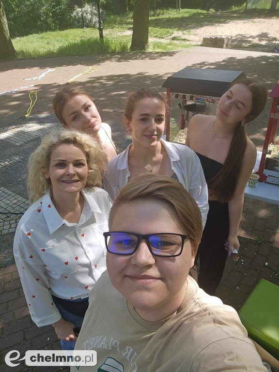 Plenerowe zabawy w patriotycznym nastroju z okazji Dnia Flagi