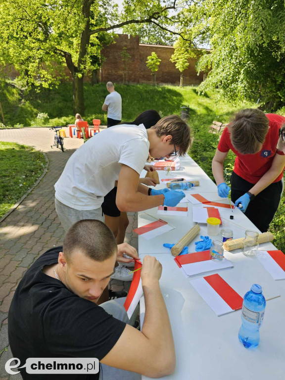 Plenerowe zabawy w patriotycznym nastroju z okazji Dnia Flagi