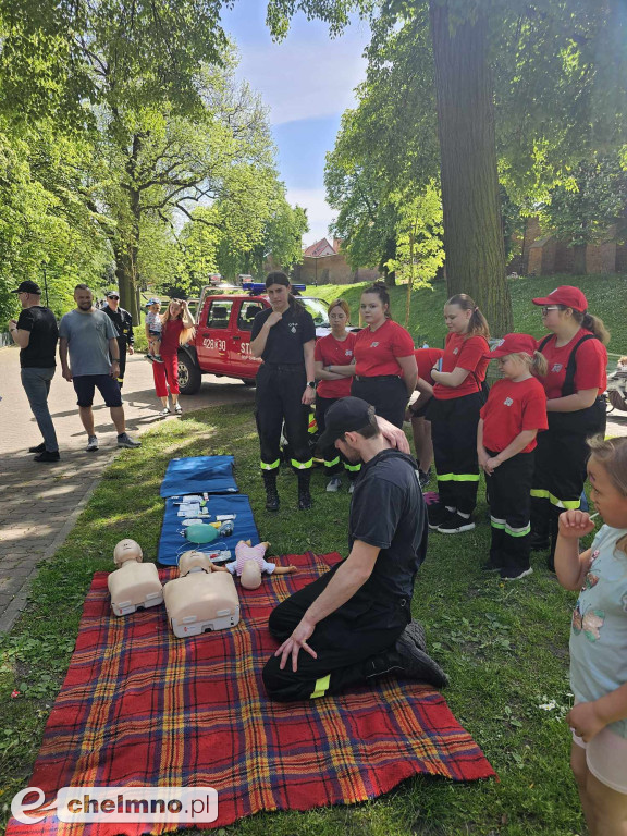 Plenerowe zabawy w patriotycznym nastroju z okazji Dnia Flagi