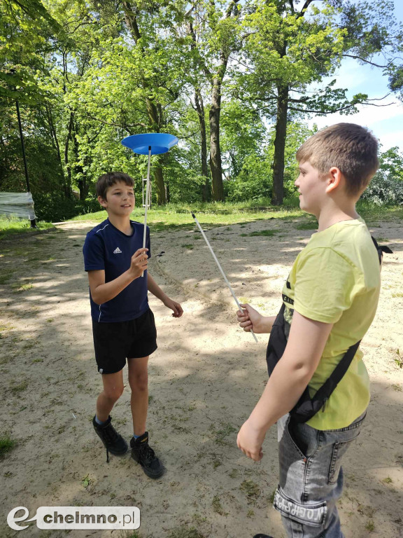 Plenerowe zabawy w patriotycznym nastroju z okazji Dnia Flagi