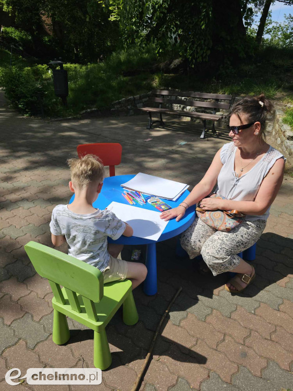 Plenerowe zabawy w patriotycznym nastroju z okazji Dnia Flagi