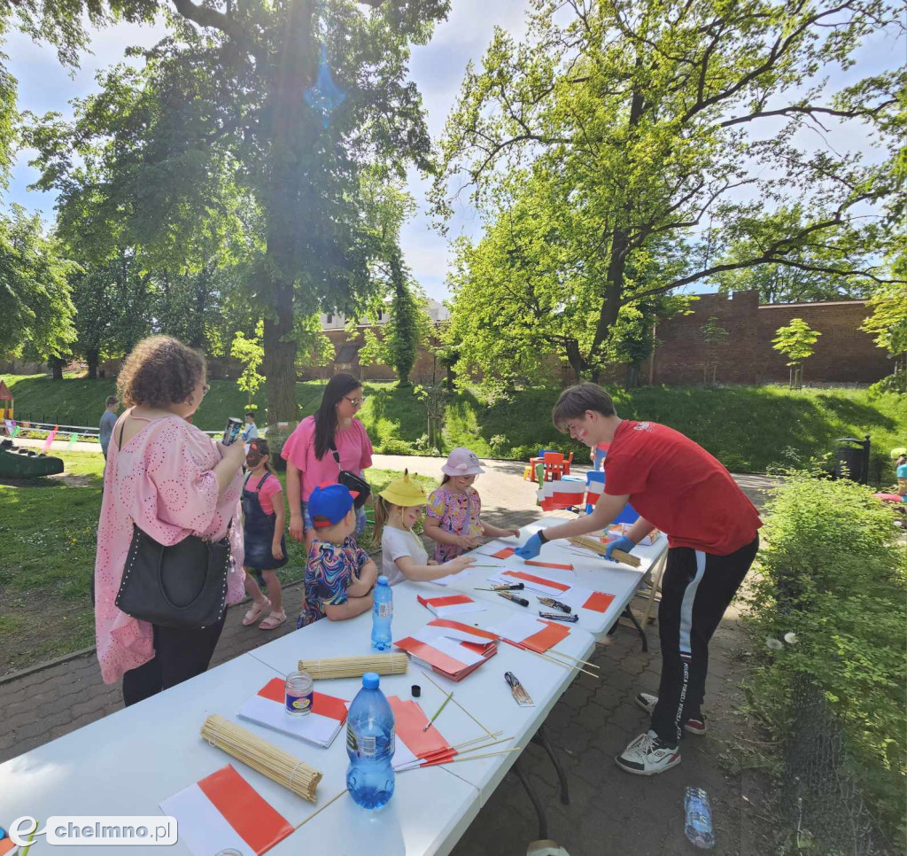 Plenerowe zabawy w patriotycznym nastroju z okazji Dnia Flagi