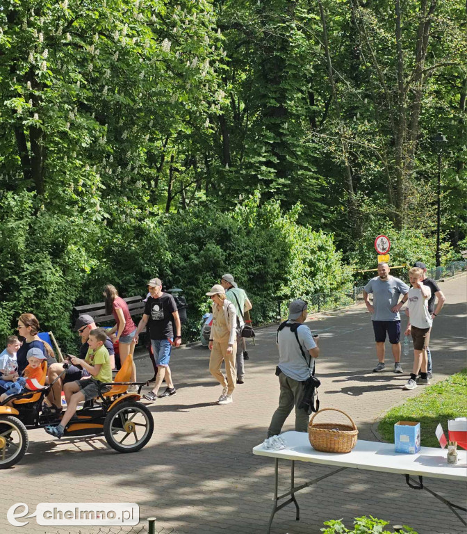 Plenerowe zabawy w patriotycznym nastroju z okazji Dnia Flagi