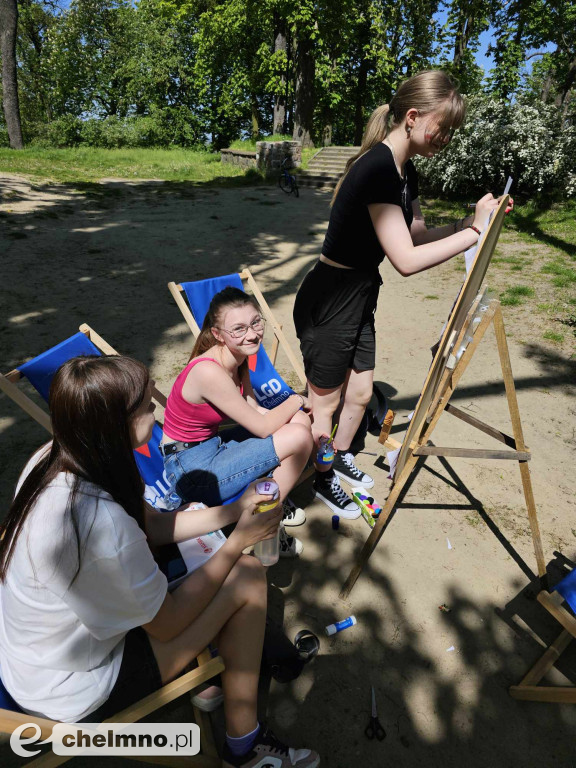 Plenerowe zabawy w patriotycznym nastroju z okazji Dnia Flagi