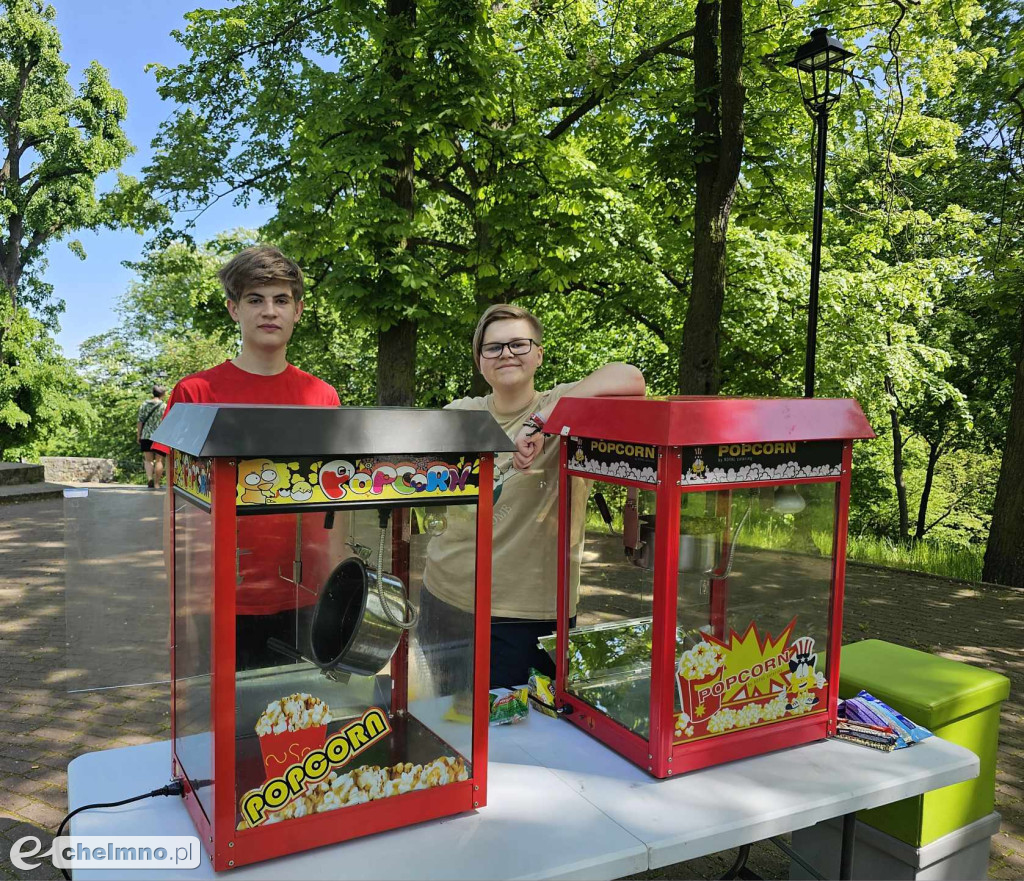 Plenerowe zabawy w patriotycznym nastroju z okazji Dnia Flagi