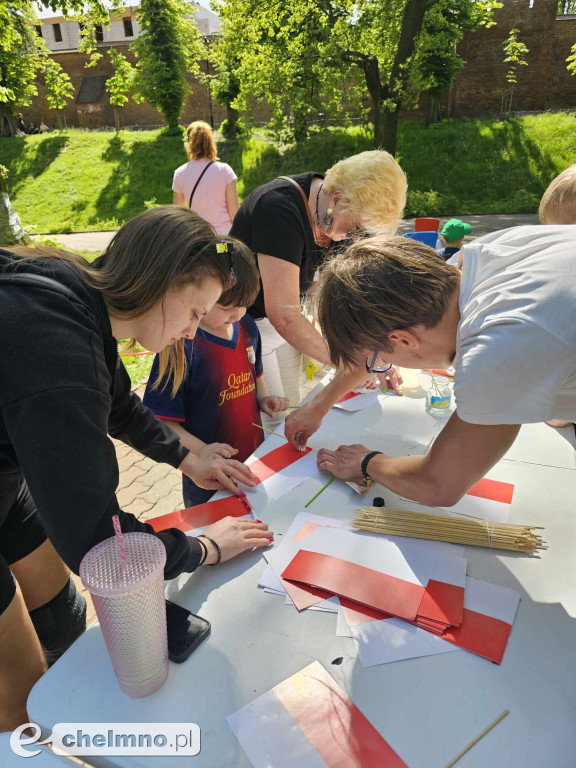 Plenerowe zabawy w patriotycznym nastroju z okazji Dnia Flagi