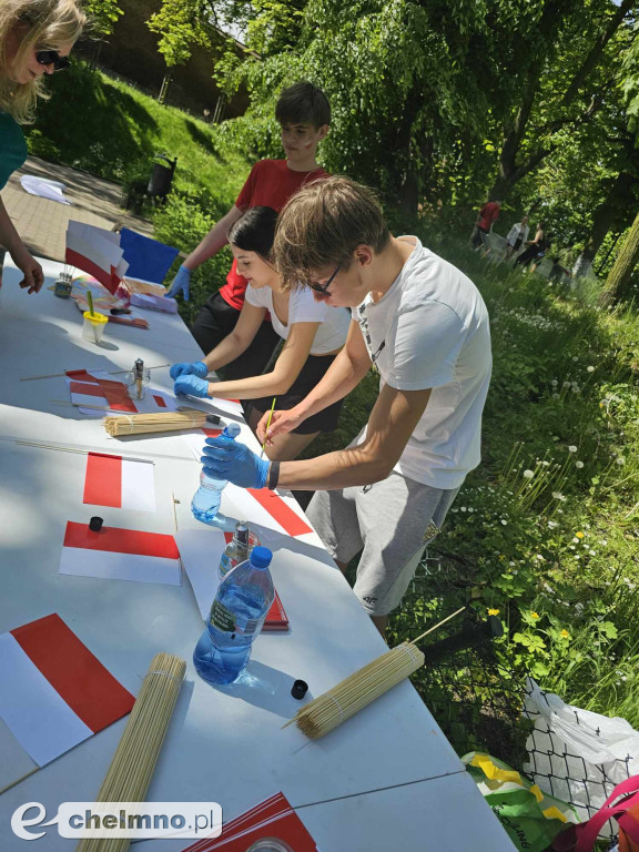 Plenerowe zabawy w patriotycznym nastroju z okazji Dnia Flagi