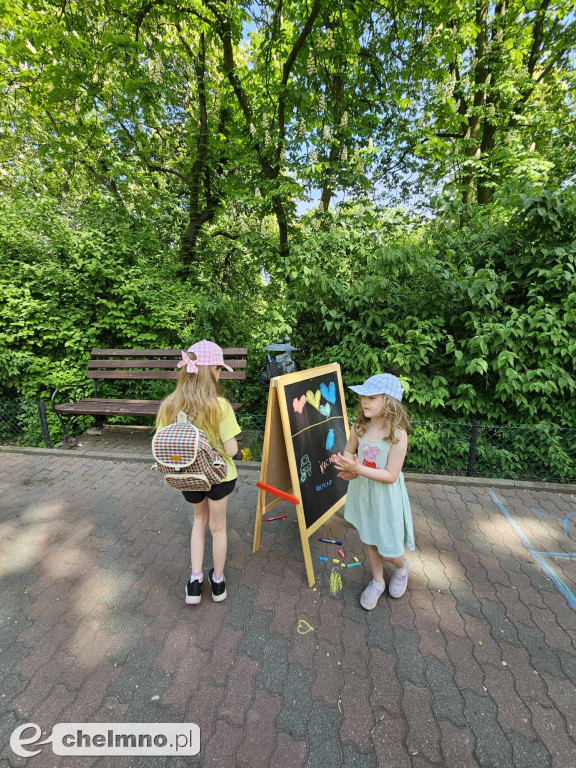 Plenerowe zabawy w patriotycznym nastroju z okazji Dnia Flagi