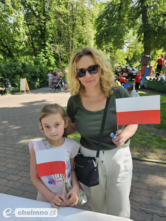 Plenerowe zabawy w patriotycznym nastroju z okazji Dnia Flagi