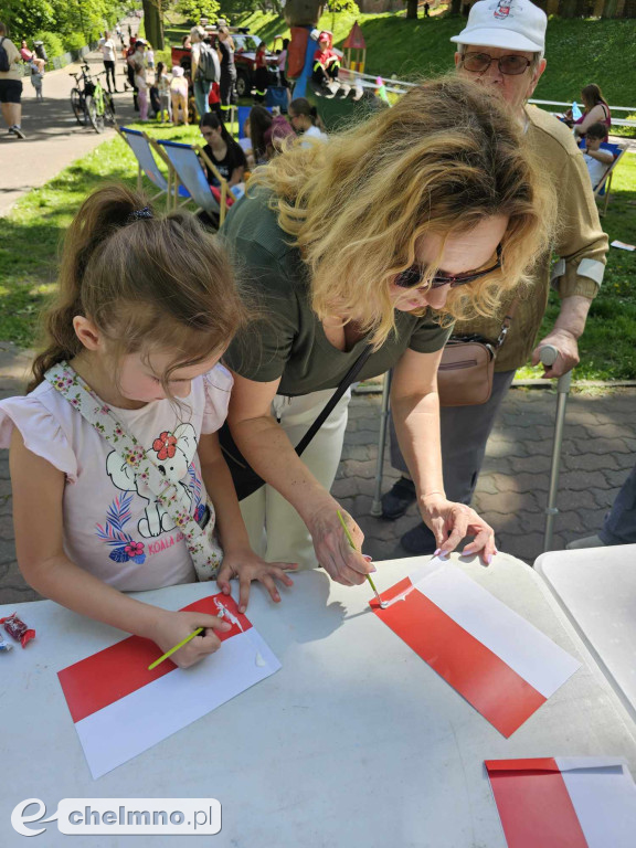 Plenerowe zabawy w patriotycznym nastroju z okazji Dnia Flagi