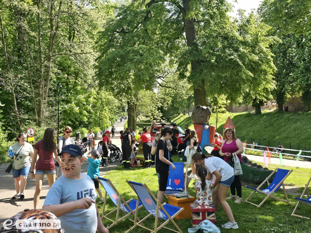 Plenerowe zabawy w patriotycznym nastroju z okazji Dnia Flagi