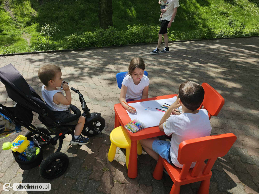 Plenerowe zabawy w patriotycznym nastroju z okazji Dnia Flagi