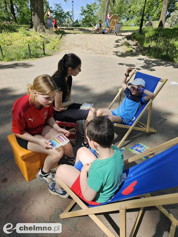Plenerowe zabawy w patriotycznym nastroju z okazji Dnia Flagi