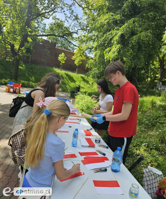 Plenerowe zabawy w patriotycznym nastroju z okazji Dnia Flagi