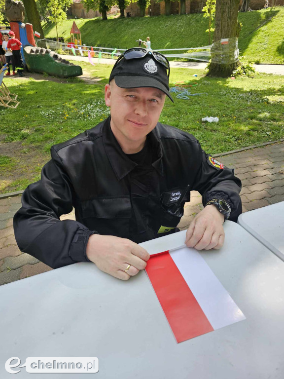 Plenerowe zabawy w patriotycznym nastroju z okazji Dnia Flagi