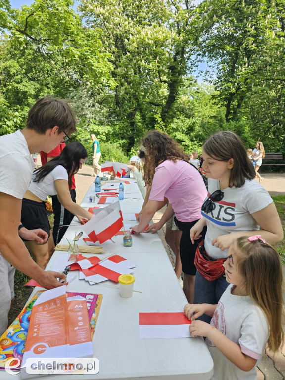 Plenerowe zabawy w patriotycznym nastroju z okazji Dnia Flagi