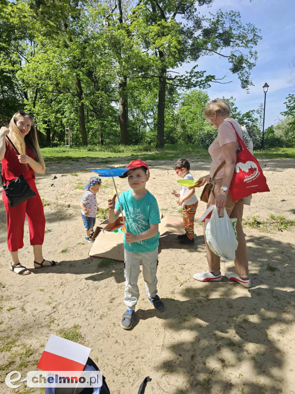 Plenerowe zabawy w patriotycznym nastroju z okazji Dnia Flagi