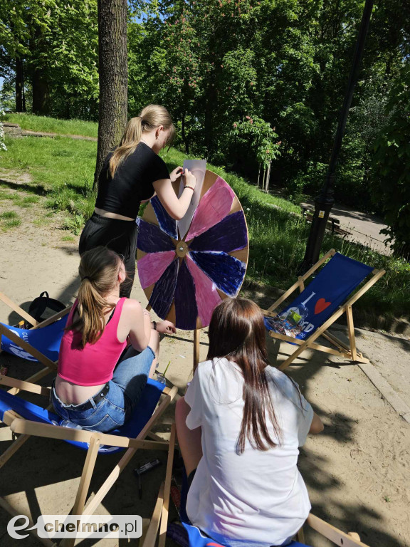 Plenerowe zabawy w patriotycznym nastroju z okazji Dnia Flagi