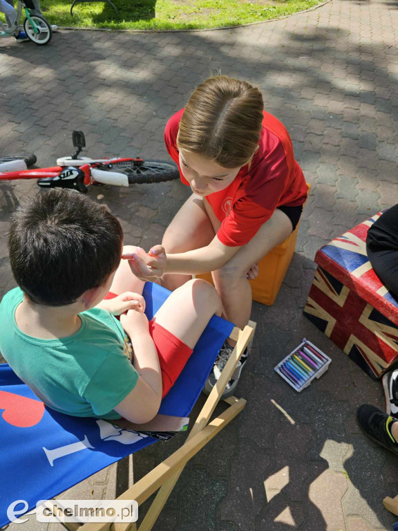 Plenerowe zabawy w patriotycznym nastroju z okazji Dnia Flagi