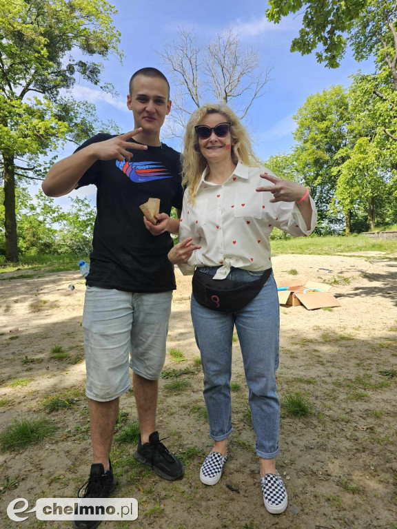 Plenerowe zabawy w patriotycznym nastroju z okazji Dnia Flagi