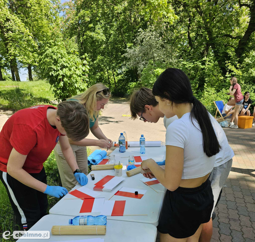 Plenerowe zabawy w patriotycznym nastroju z okazji Dnia Flagi