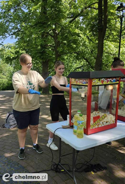 Plenerowe zabawy w patriotycznym nastroju z okazji Dnia Flagi