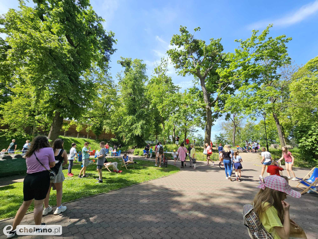 Plenerowe zabawy w patriotycznym nastroju z okazji Dnia Flagi