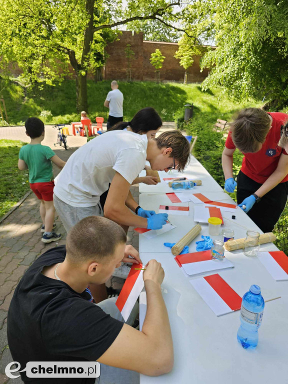 Plenerowe zabawy w patriotycznym nastroju z okazji Dnia Flagi