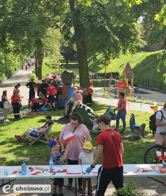 Plenerowe zabawy w patriotycznym nastroju z okazji Dnia Flagi
