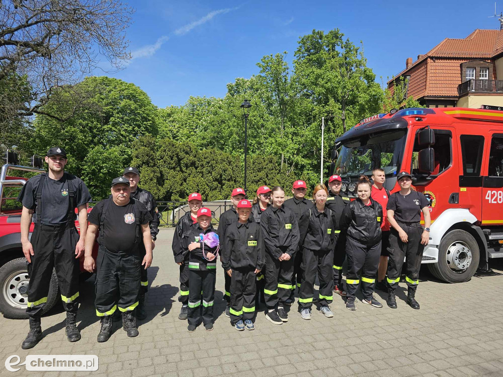 Plenerowe zabawy w patriotycznym nastroju z okazji Dnia Flagi
