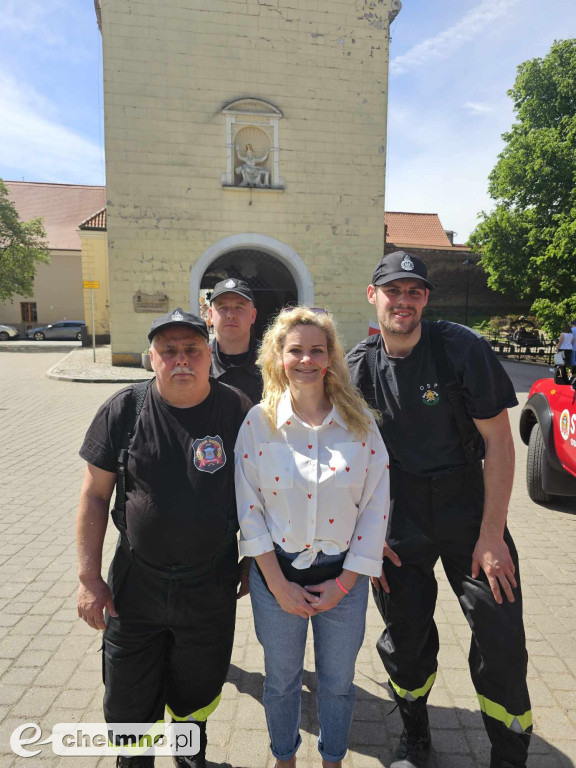 Plenerowe zabawy w patriotycznym nastroju z okazji Dnia Flagi