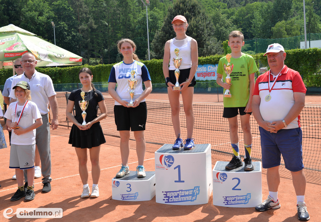 Wiktoria Wiśniewska z pucharem Burmistrza Chełmna