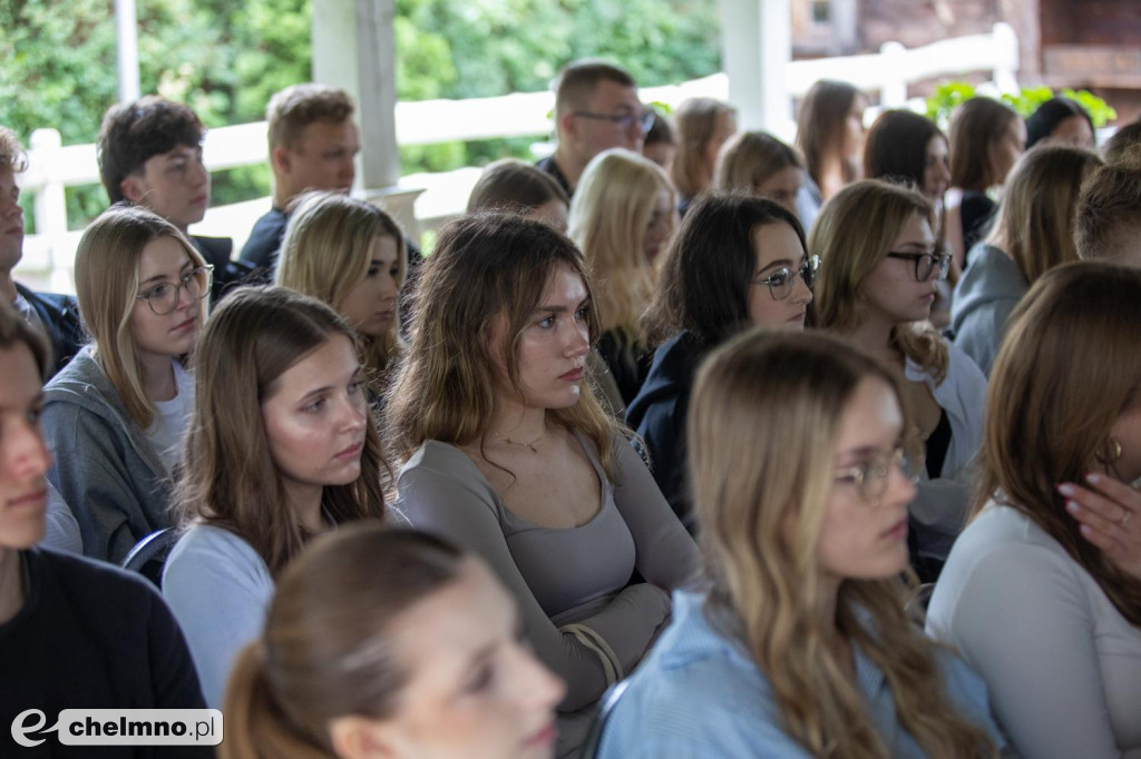 Poznają drogę ku demokracji