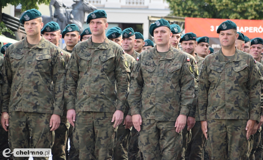 Uroczysty apel na chełmińskim rynku z okazji Święta 3. Pułku Saperów