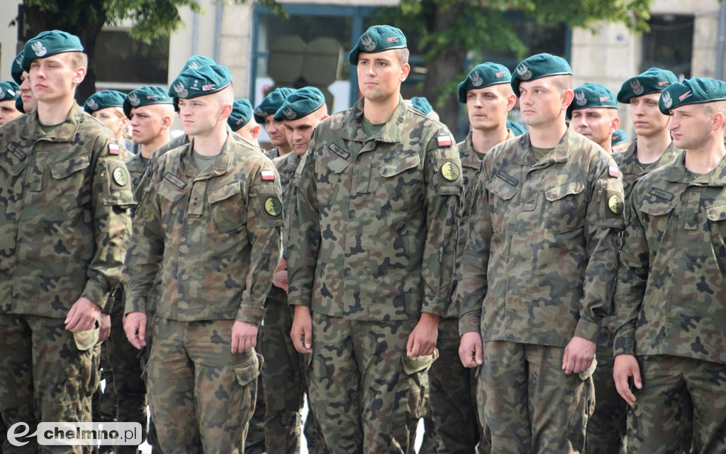 Uroczysty apel na chełmińskim rynku z okazji Święta 3. Pułku Saperów
