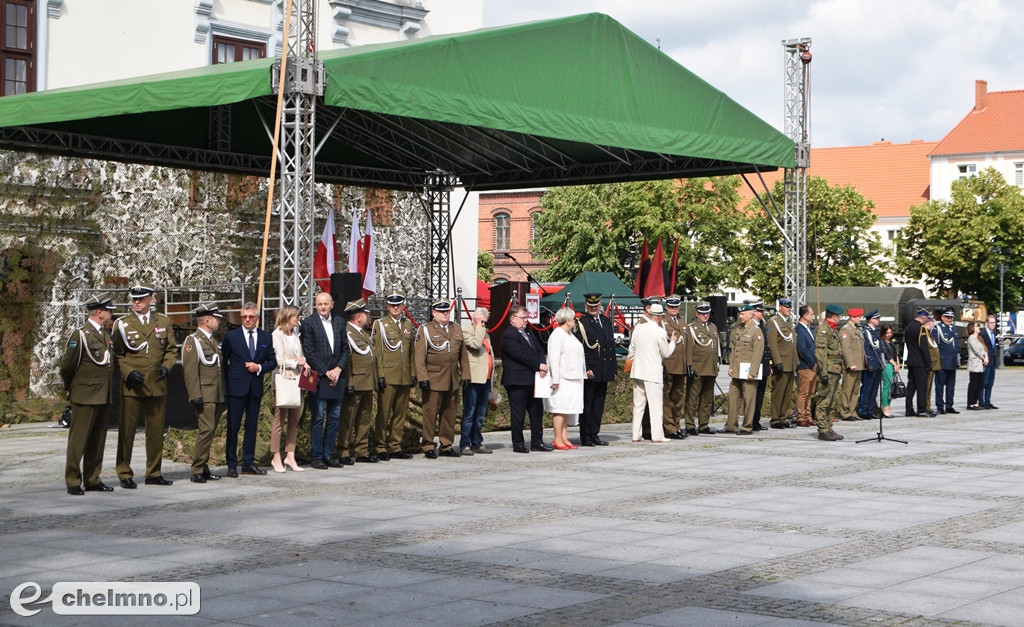 Uroczysty apel na chełmińskim rynku z okazji Święta 3. Pułku Saperów