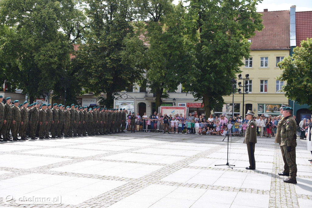 Uroczysty apel na chełmińskim rynku z okazji Święta 3. Pułku Saperów
