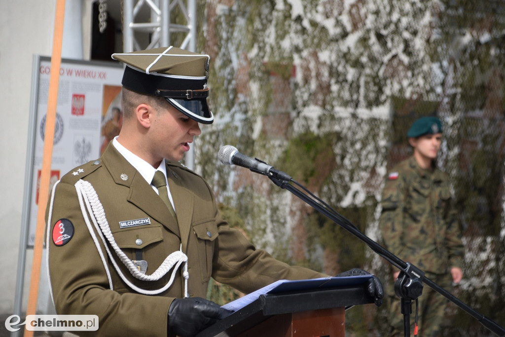 Uroczysty apel na chełmińskim rynku z okazji Święta 3. Pułku Saperów