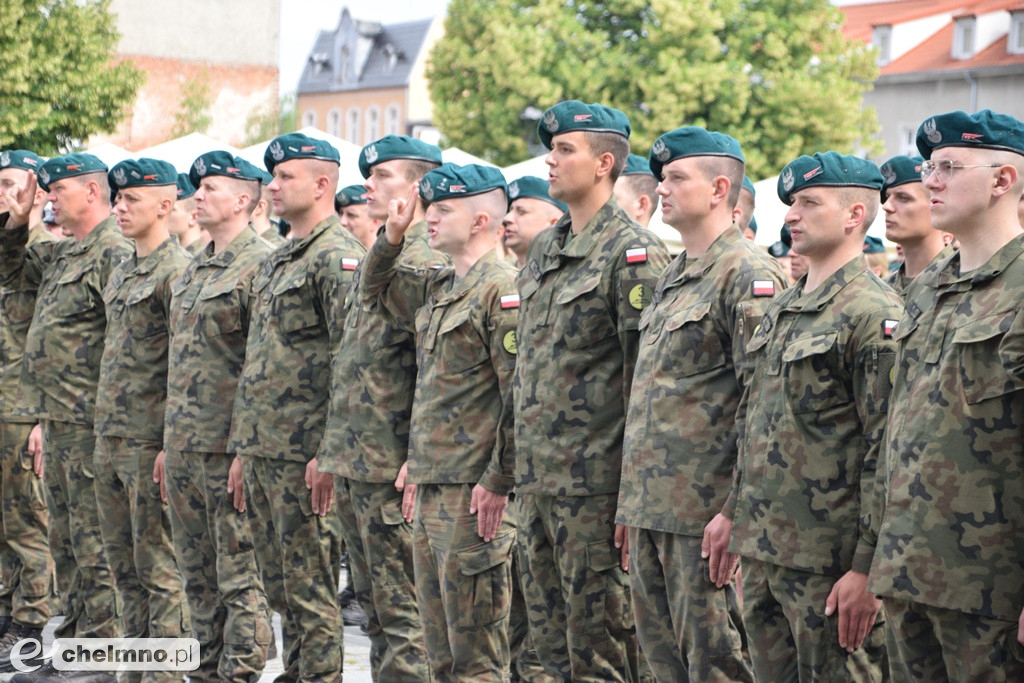 Uroczysty apel na chełmińskim rynku z okazji Święta 3. Pułku Saperów