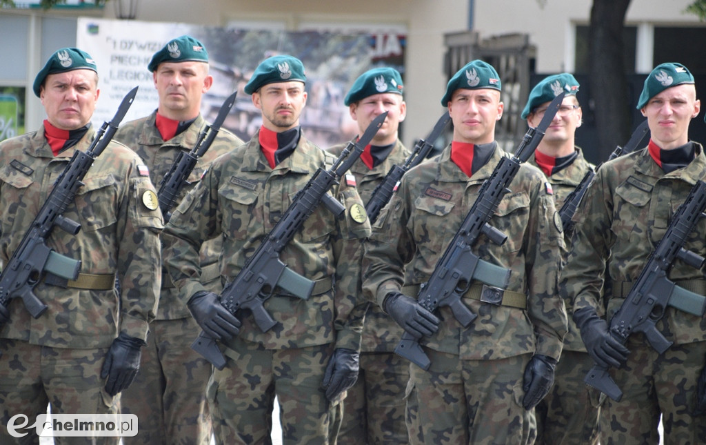 Uroczysty apel na chełmińskim rynku z okazji Święta 3. Pułku Saperów