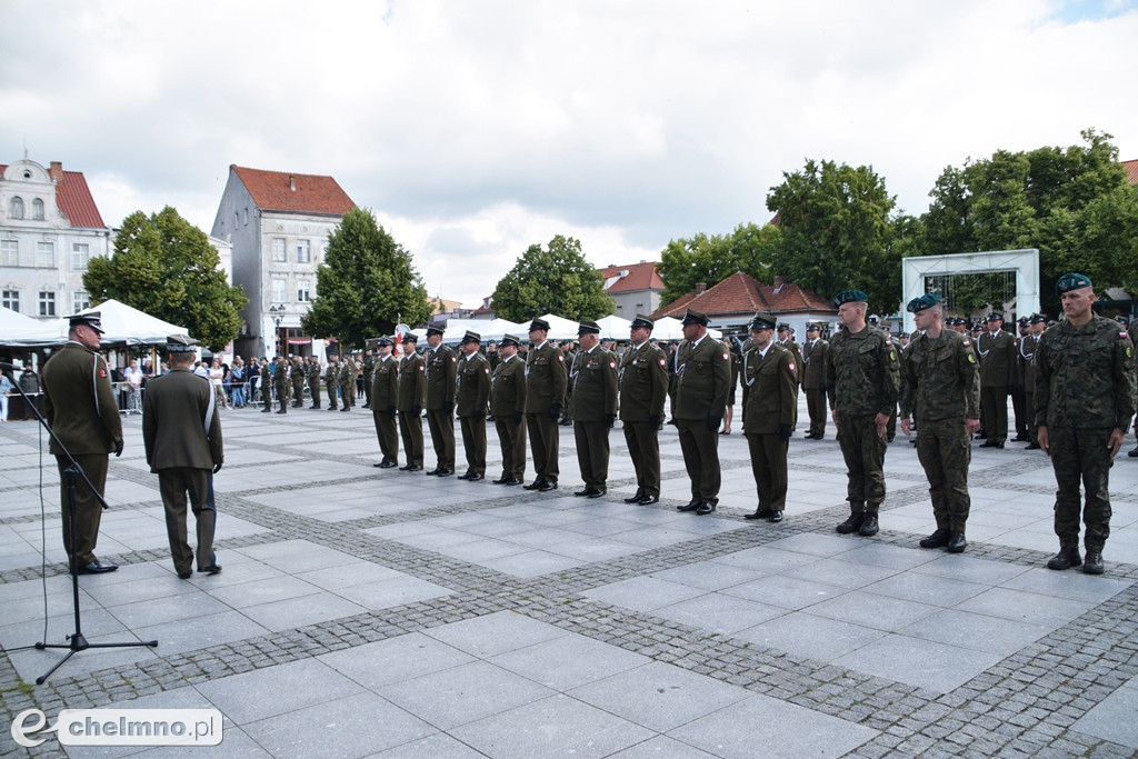 Uroczysty apel na chełmińskim rynku z okazji Święta 3. Pułku Saperów