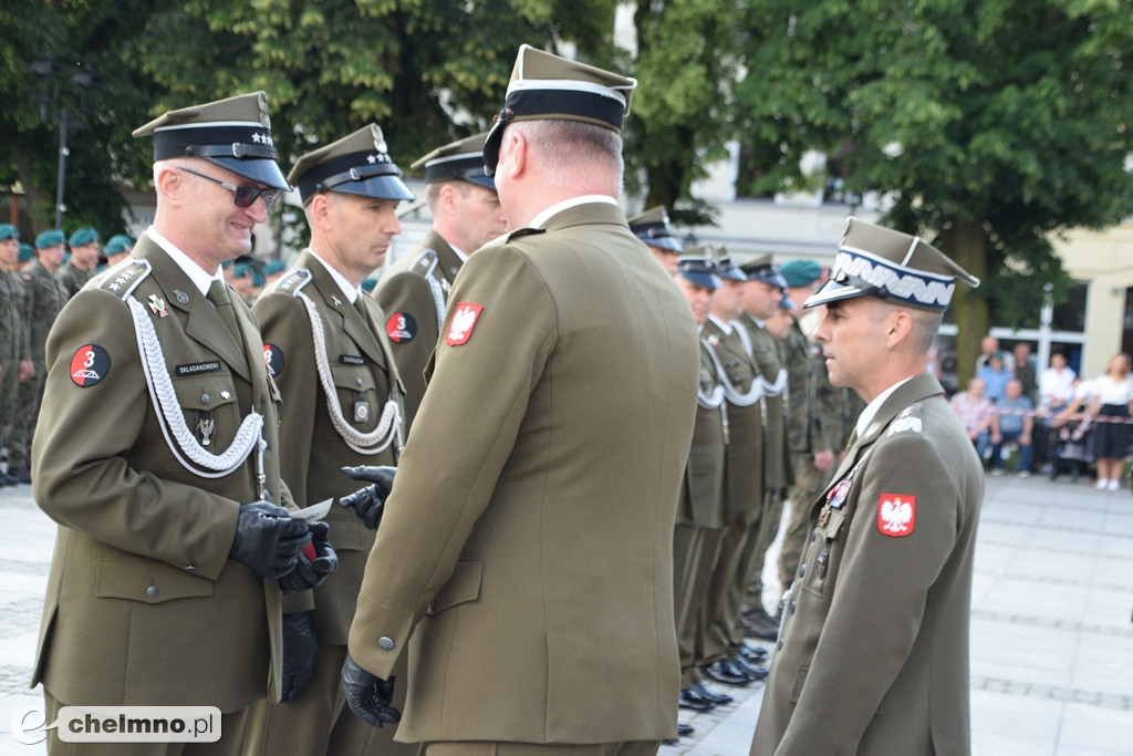 Uroczysty apel na chełmińskim rynku z okazji Święta 3. Pułku Saperów