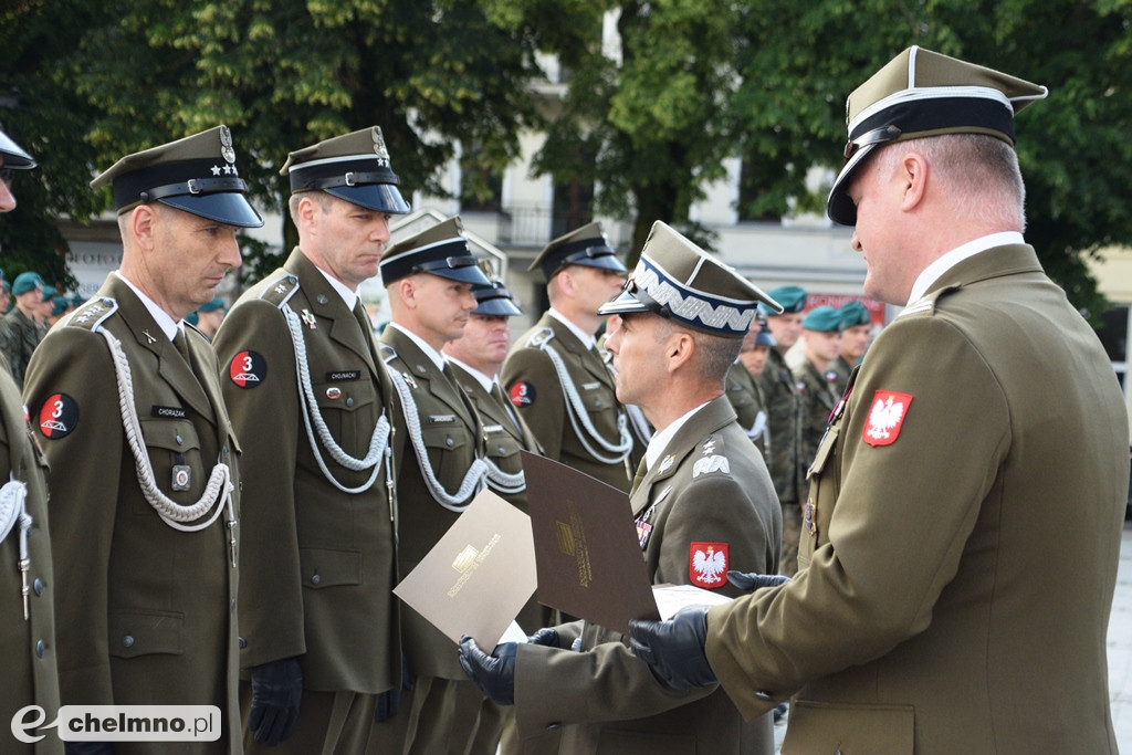Uroczysty apel na chełmińskim rynku z okazji Święta 3. Pułku Saperów