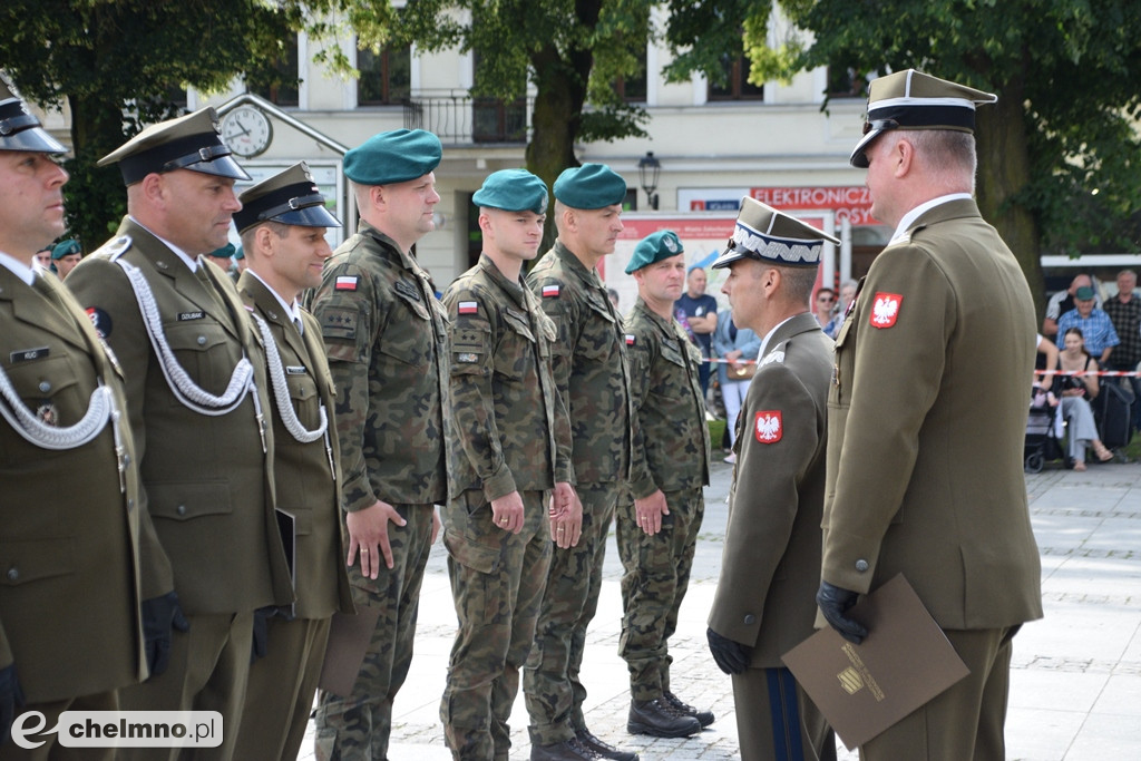 Uroczysty apel na chełmińskim rynku z okazji Święta 3. Pułku Saperów